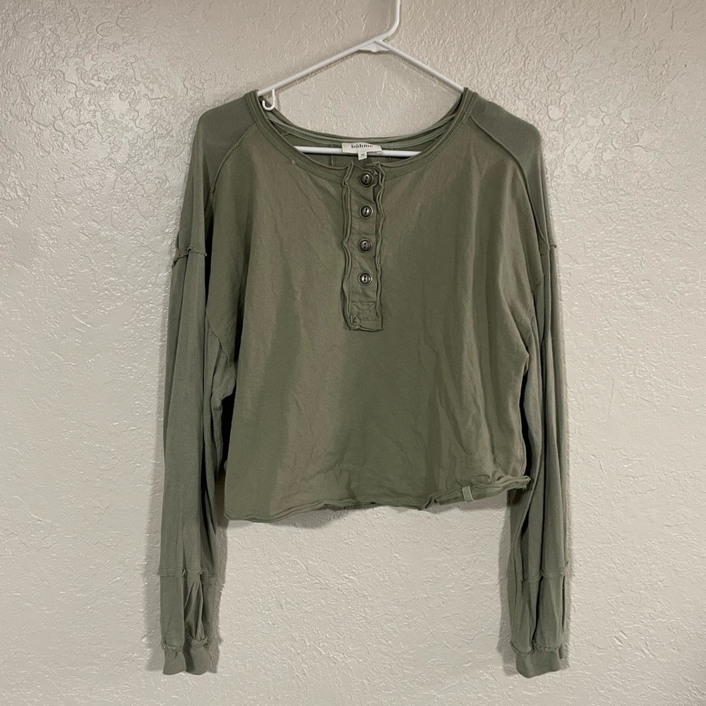 Long sleeve green crop top.